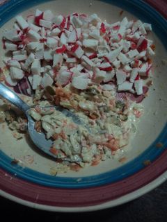 Una foto de Ensalada de surimi para rellenos navideños o bocadillos