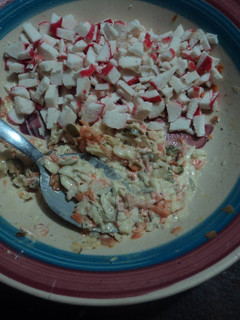 Una foto de Ensalada de surimi para rellenos navideños o bocadillos