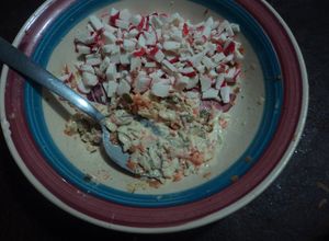Una foto de Ensalada de surimi para rellenos navideños o bocadillos