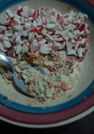 Una foto de Ensalada de surimi para rellenos navideños o bocadillos