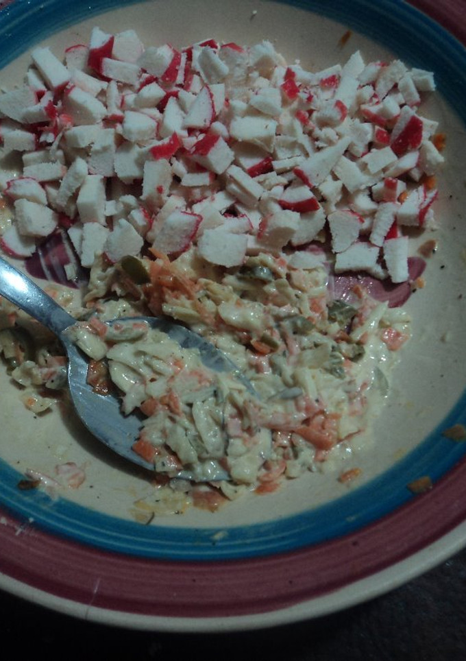 Una foto de Ensalada de surimi para rellenos navideños o bocadillos