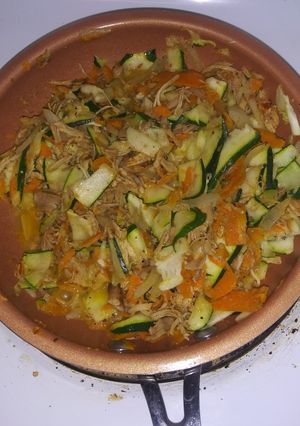 Una foto de Pollo deshilado con vegetales salteados #superfamilia