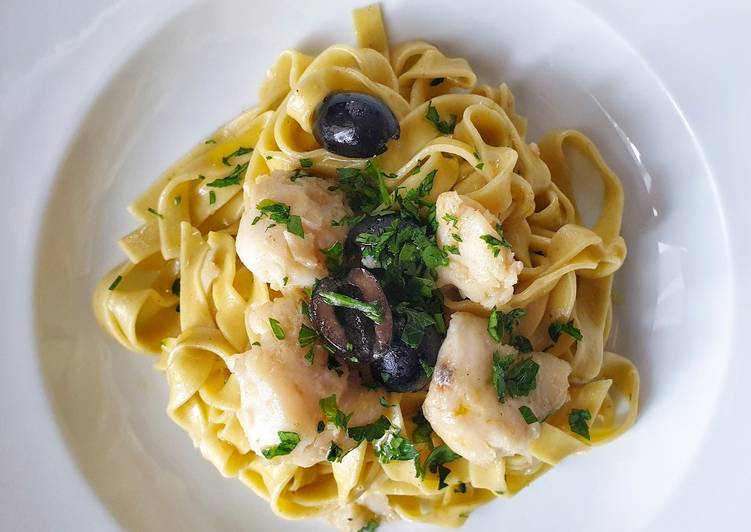 Tagliatelle al Rosmarino con Merluzzo e Olive nere