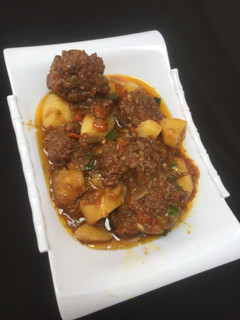 A picture of Potato and meatballs sauce.
