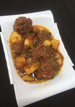 A picture of Potato and meatballs sauce.
