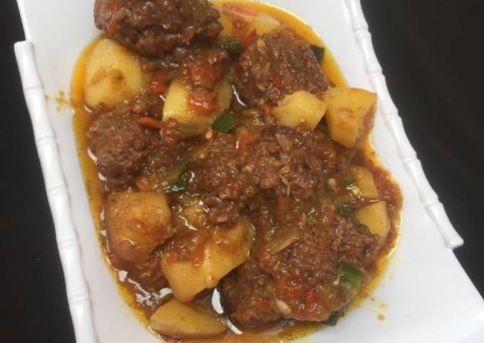 Potato and meatballs sauce