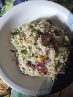 Una foto de Arroz con cebolla de verdeo y verduras