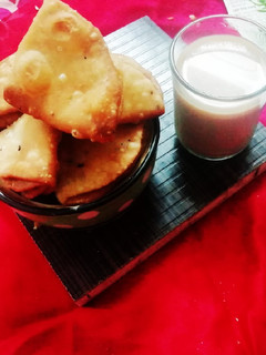 निमकी (Nimki recipe in hindi) रेसिपी मुख्य फोटो