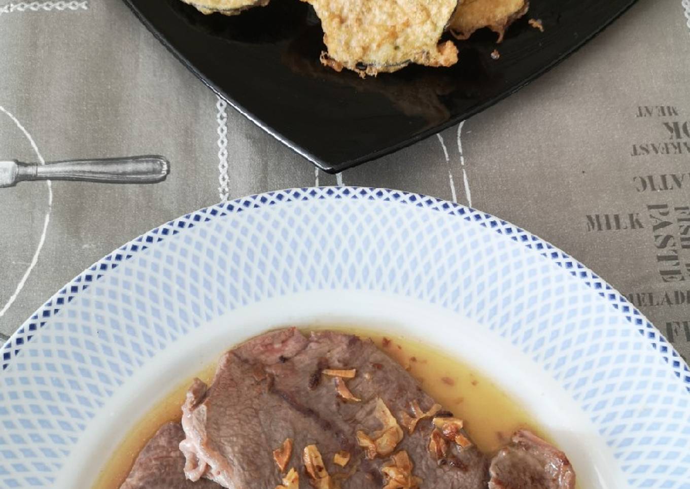 Berenjenas rebozadas y filetes al ajillo