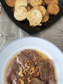 Una foto de Berenjenas rebozadas y filetes al ajillo