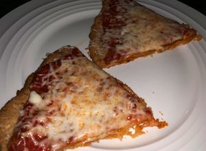 Una foto de Pizza con harina de garbanzo y mantequilla de maní