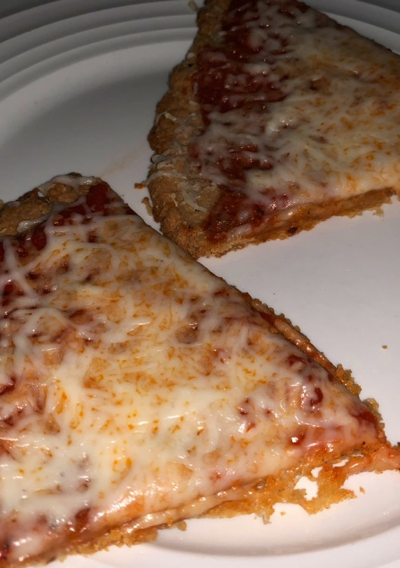 Una foto de Pizza con harina de garbanzo y mantequilla de maní