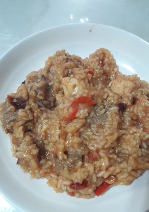 Una foto de Guisito de arroz con carne y pollo