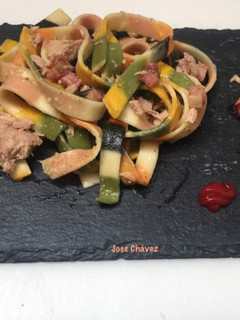 Una foto de Tagliatelle de algas y verduras con atún