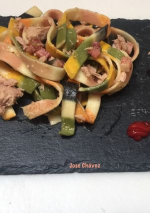 Una foto de Tagliatelle de algas y verduras con atún