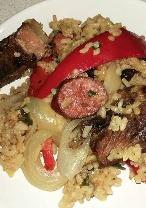 Una foto de Arroz con costillas, bacon y chorizo ahumados