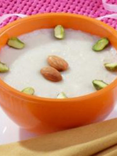 A picture of Rice pudding - riz bi haleeb.