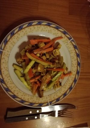 Una foto de Tofu con zanahoria y zuchini al wok