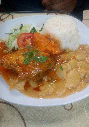 Una foto de Pallares con estofado de pollo
