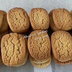 A picture of Almond Cookies.