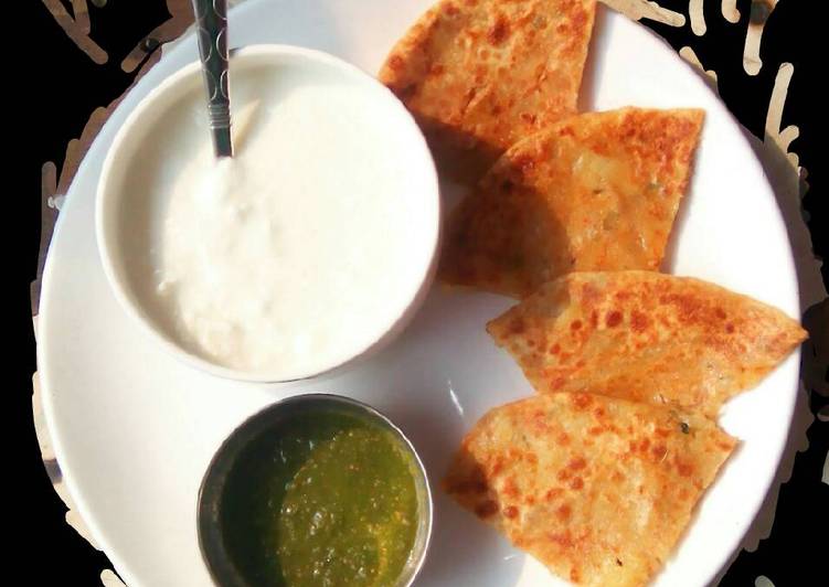 Aaloo pyaaz paratha with curd and garlic chutney