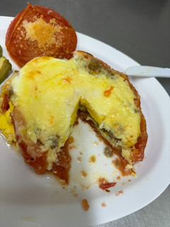 Una foto de Deliciosos Tomates Rellenos 😍🥳