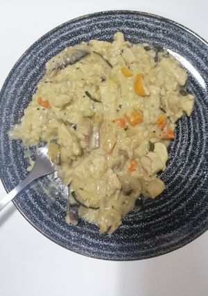 Una foto de Pollo con arroz al curry (u otras especias)