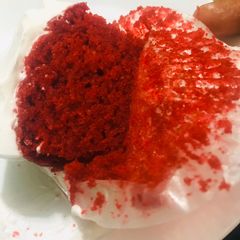 A picture of Red velvet cupcakes🤤.