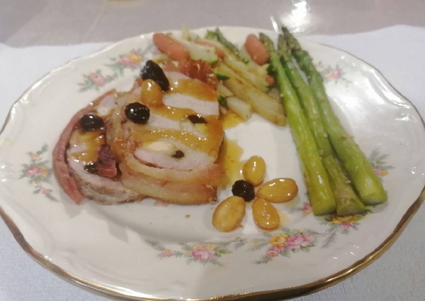 Guarnición de verduras salteadas con lomo de cerdo mechado