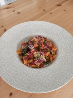Una foto de Macarrones con calabacín, guisantes y jamón