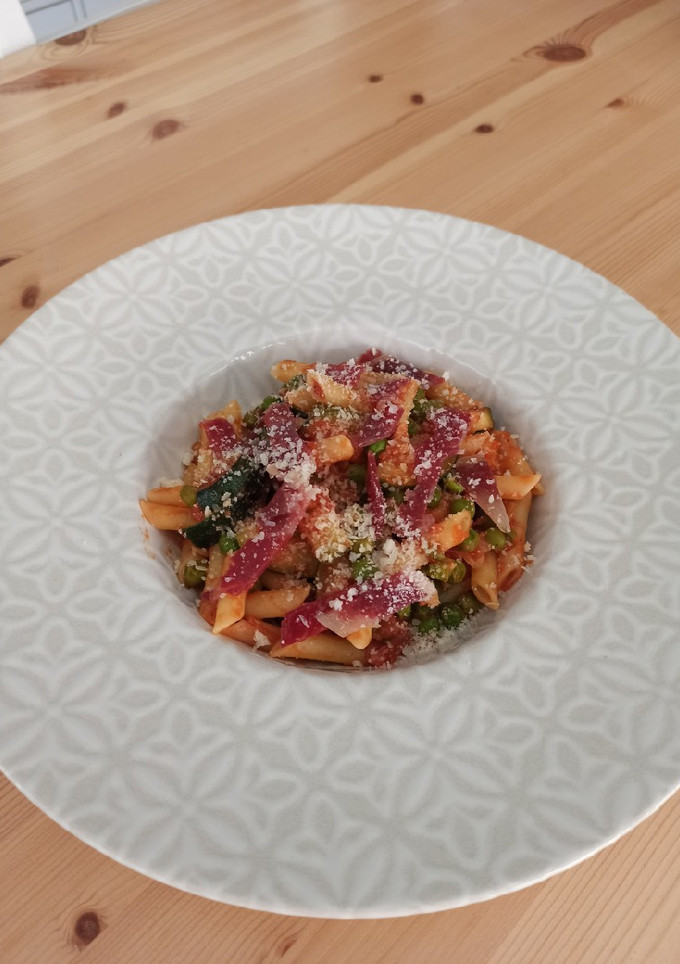 Una foto de Macarrones con calabacín, guisantes y jamón