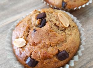 Une photo de Muffins banane, beurre de cacahuète et chocolat noir