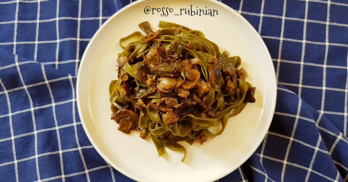 Ricetta Fettuccine di alga spirulina con avanzi del sugo di rosso rubinian Cookpad