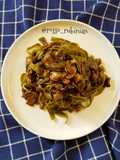 Fettuccine di alga spirulina con avanzi del sugo
