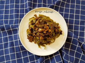 Foto di Fettuccine di alga spirulina con avanzi del sugo