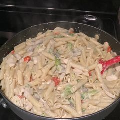 A picture of Cream Sauce Chicken Pasta.
