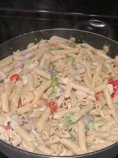 A picture of Cream Sauce Chicken Pasta.