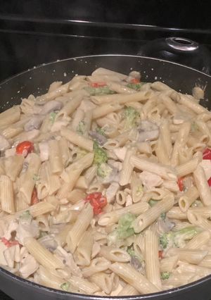 A picture of Cream Sauce Chicken Pasta.