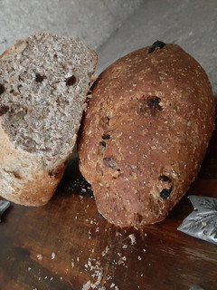 Una foto de Pan integral con nueces y pasas de uvas