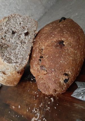 Una foto de Pan integral con nueces y pasas de uvas
