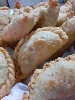 Una foto de Empanadas salteñas y salsa de tomate con locoto
