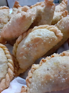 Una foto de Empanadas salteñas y salsa de tomate con locoto