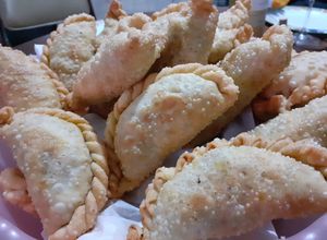 Una foto de Empanadas salteñas y salsa de tomate con locoto