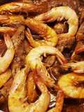 Conejo en salsa con langostinos