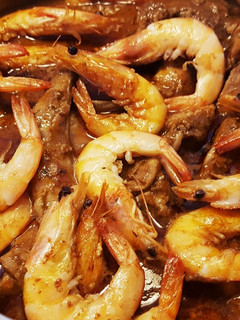 Una foto de Conejo en salsa con langostinos