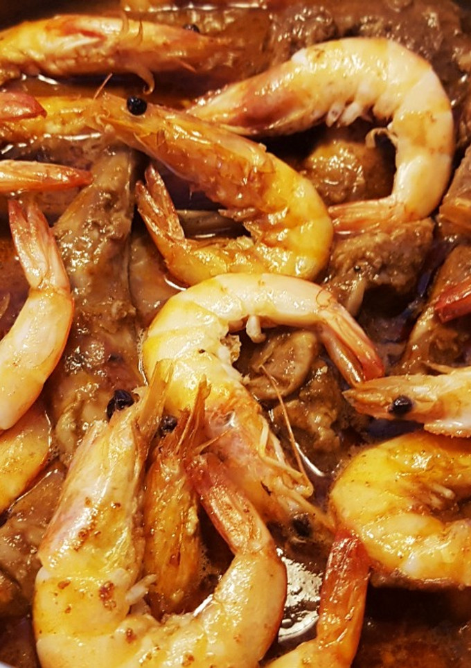 Una foto de Conejo en salsa con langostinos