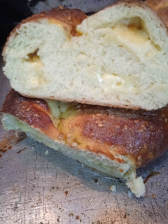 Una foto de Pan relleno de queso con lino dorado 🥖🧀🥖🧀🥖🧀