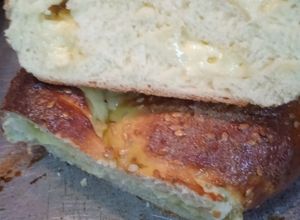 Una foto de Pan relleno de queso con lino dorado 🥖🧀🥖🧀🥖🧀