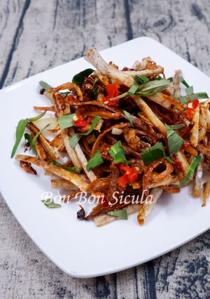 Hình của món Khô Mực Khoai Môn Chiên Nước Mắm.