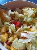 Ensalada de lechuga, mango, piña con aderezo de naranja